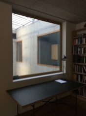 Zwicky-diepe woning met raam aan de lichtschacht